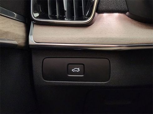Used 2025 Volvo XC90 B5 Plus image 22