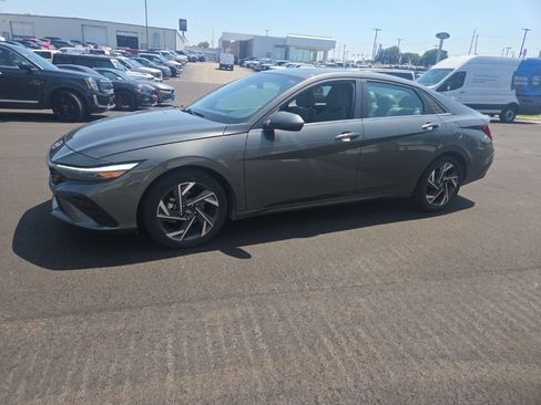 Used 2024 Hyundai Elantra Limited FWD image 7