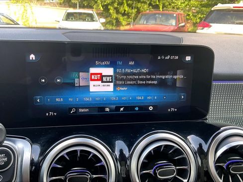 Used 2023 Mercedes-Benz GLB 250 4MATIC image 32