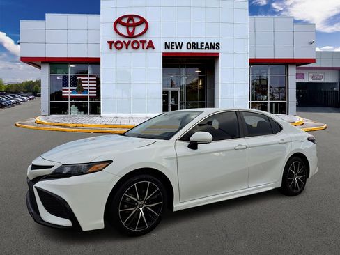 Used 2023 Toyota Camry SE image 1