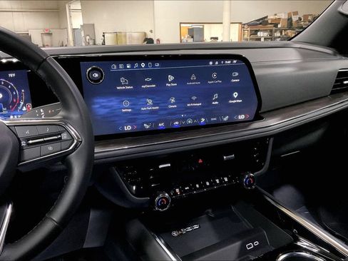Used 2025 Chevrolet Suburban Z71 AWD/4WD image 6