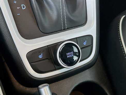 Used 2025 Hyundai Venue Limited image 25