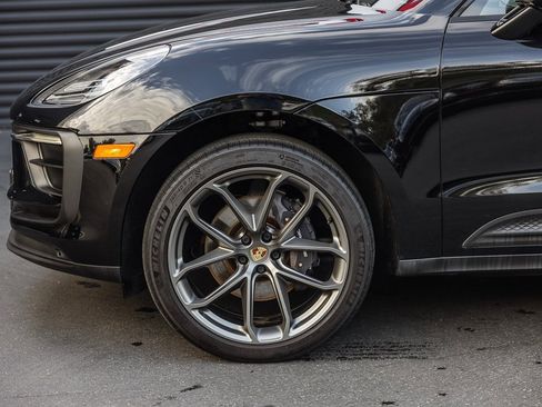Certified 2022 Porsche Macan image 11