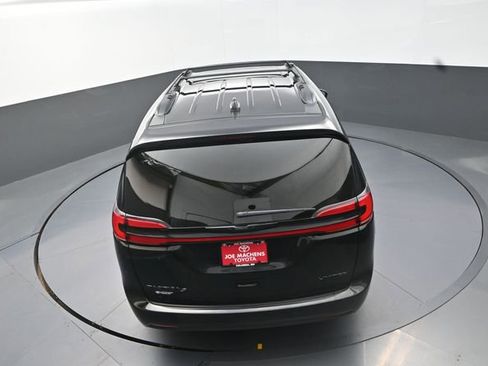 Used 2025 Chrysler Pacifica Limited FWD image 2