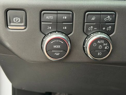 Used 2024 GMC Sierra 1500 SLT w/ SLT Convenience Package AWD/4WD image 17