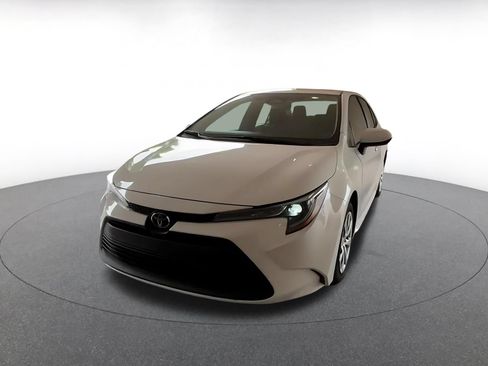 Used 2025 Toyota Corolla LE FWD image 4