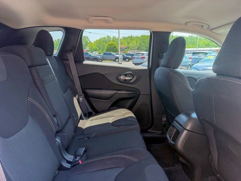 Used 2015 Jeep Cherokee Latitude FWD image 14