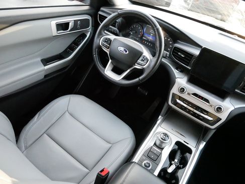 Used 2021 Ford Explorer XLT w/ Equipment Group 202A image 9