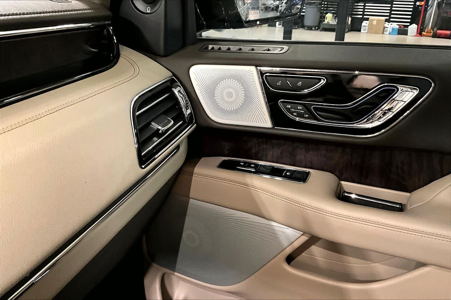 Used 2022 Lincoln Navigator Reserve AWD/4WD image 27