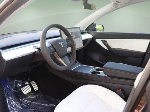 Used 2021 Tesla Model Y Long Range AWD/4WD image 19