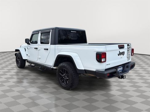Used 2022 Jeep Gladiator Sport image 3