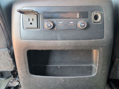 Used 2017 Chevrolet Suburban LT RWD image 24