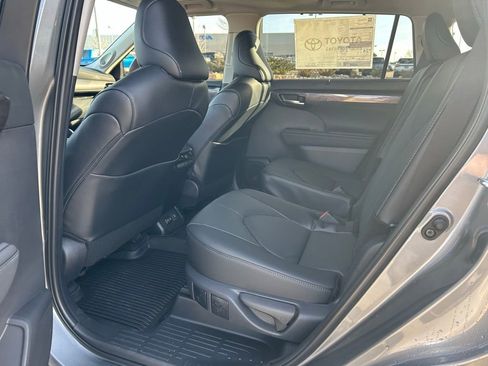 Used 2026 Toyota Highlander Limited image 16