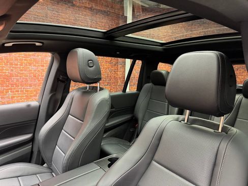 Used 2023 Mercedes-Benz GLS 450 4MATIC image 3