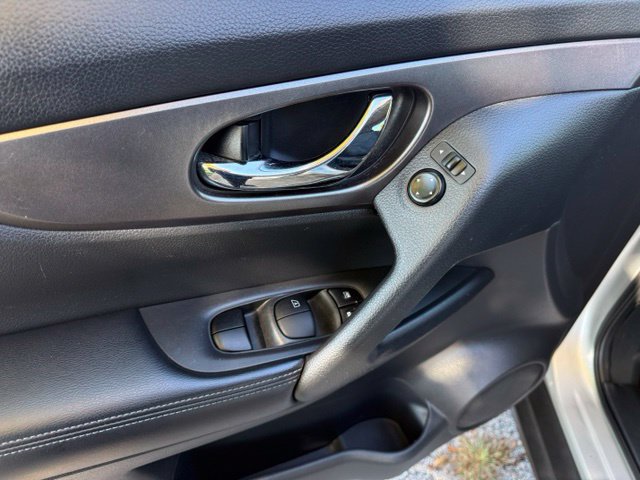 Used 2016 Nissan Rogue SV AWD/4WD image 14