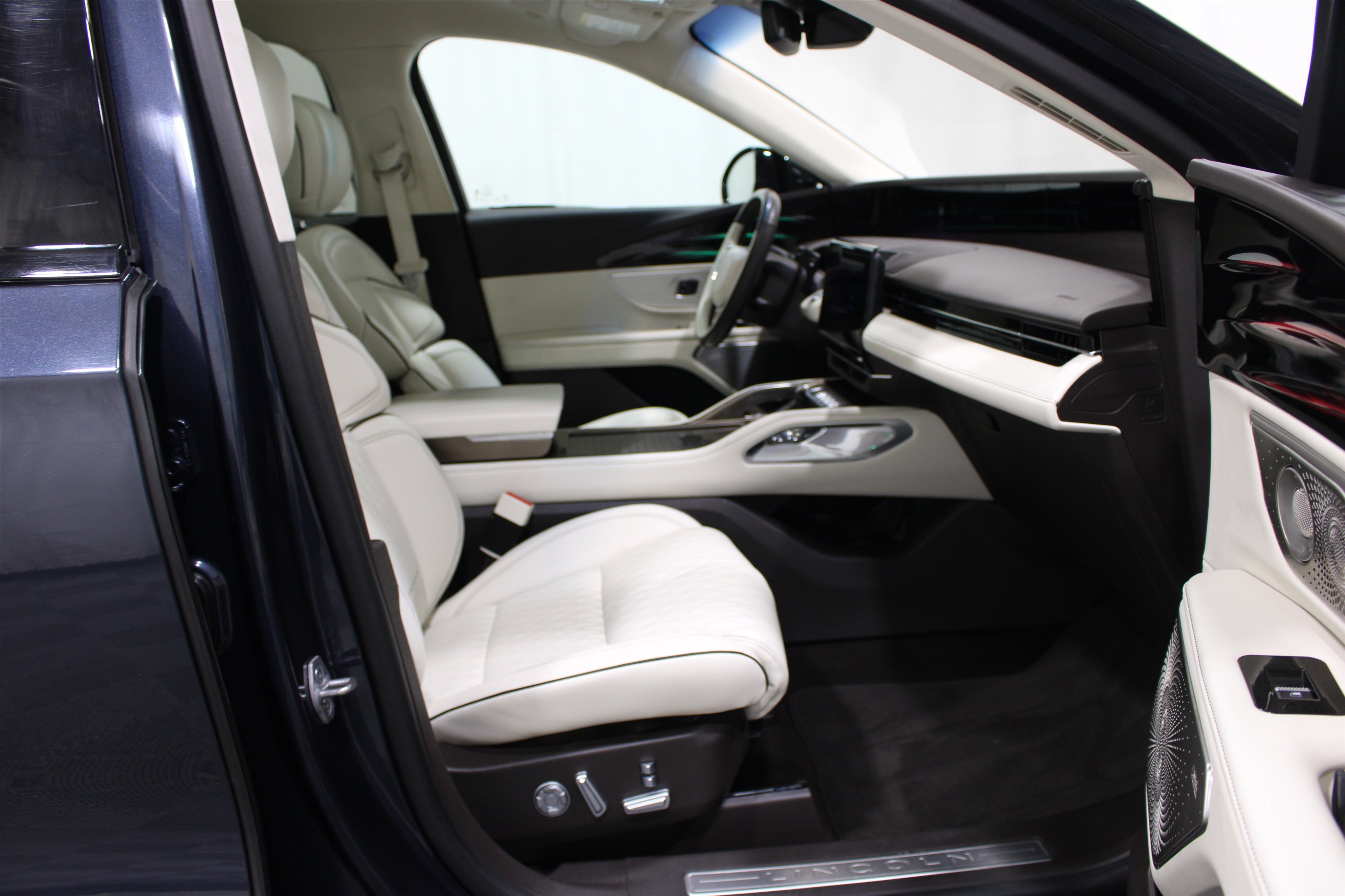 Used 2024 Lincoln Nautilus Black Label AWD/4WD image 30