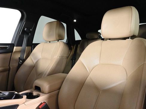 Certified 2022 Porsche Macan AWD/4WD image 5