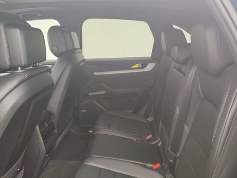 Used 2025 Porsche Cayenne AWD/4WD image 16