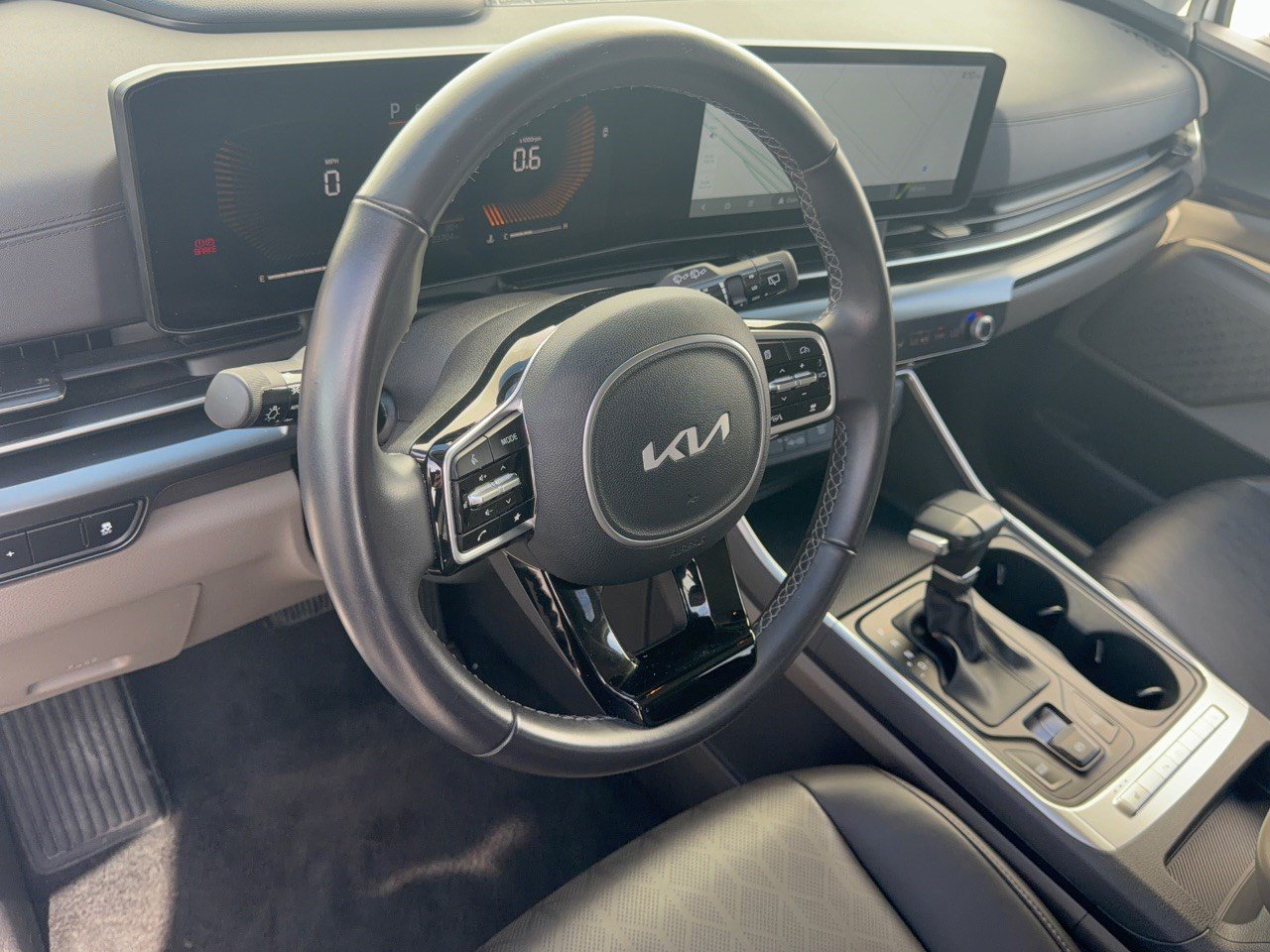 Used 2026 Kia Carnival FWD image 4