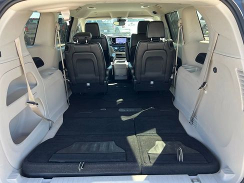 Used 2023 Chrysler Pacifica Touring-L image 12