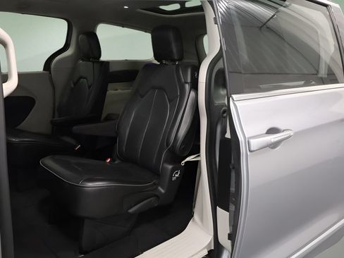 Used 2020 Chrysler Pacifica Limited FWD image 10