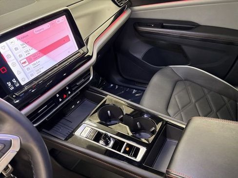 Used 2025 Volkswagen Atlas Peak Edition SE image 14