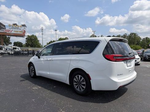 Used 2023 Chrysler Pacifica Touring-L FWD image 5