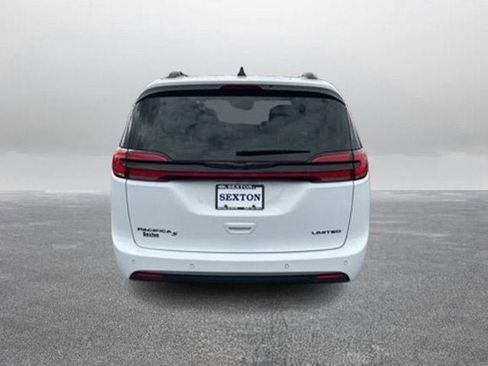 Used 2025 Chrysler Pacifica Limited FWD image 9