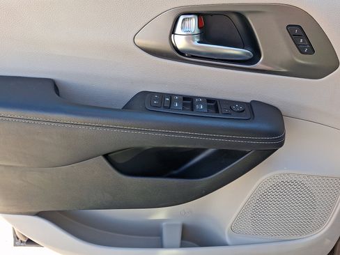 Used 2023 Chrysler Pacifica Touring-L image 16