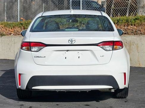 Used 2022 Toyota Corolla LE image 4