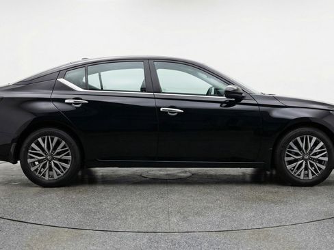 Used 2025 Nissan Altima 2.5 SV FWD image 11