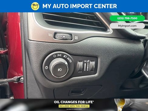 Used 2019 Jeep Cherokee Latitude Plus w/ Cold Weather Group AWD/4WD image 11