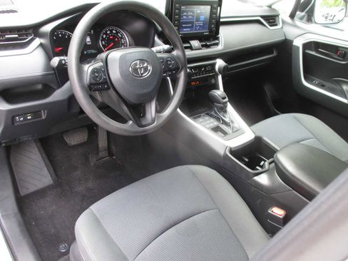 Used 2022 Toyota RAV4 LE image 9