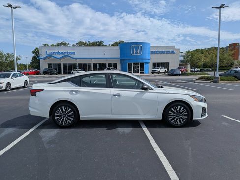 Used 2024 Nissan Altima 2.5 SV FWD image 2