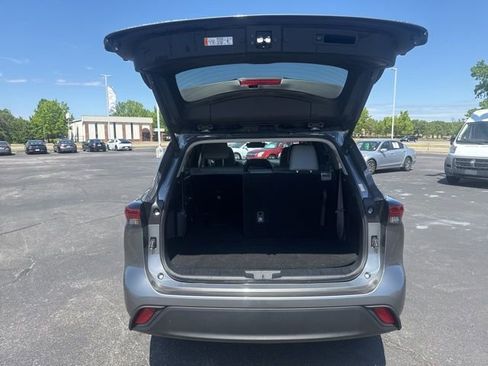 Used 2025 Toyota Highlander XLE image 19