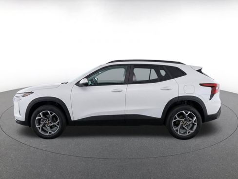 Used 2025 Chevrolet Trax LT FWD image 5