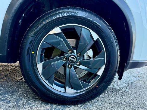 Used 2024 Nissan Rogue SV AWD/4WD image 40
