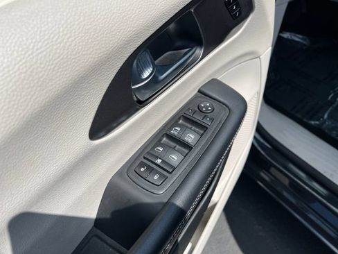 Used 2023 Chrysler Pacifica Touring-L FWD image 11