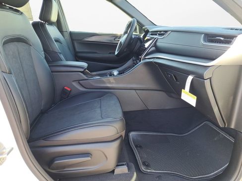 New 2025 Jeep Grand Cherokee L Altitude image 24