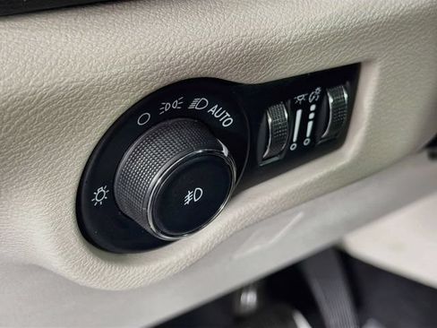 Used 2023 Chrysler Pacifica Touring-L FWD image 10