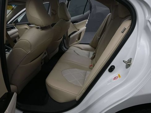 Used 2018 Toyota Camry XLE FWD image 15