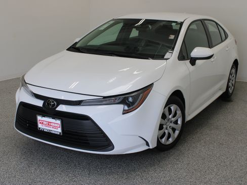 Used 2024 Toyota Corolla LE FWD image 2