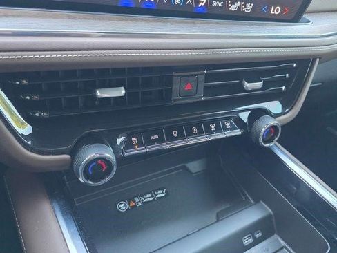 Certified 2025 Chevrolet Suburban High Country AWD/4WD image 28
