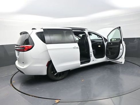 New 2026 Chrysler Pacifica Select w/ S Appearance Package AWD/4WD image 33