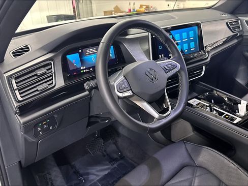 Used 2024 Volkswagen Atlas Cross Sport SE w/ Panoramic Sunroof Package FWD image 19