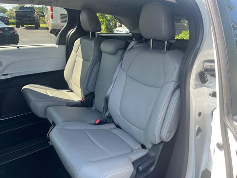 Used 2025 Toyota Sienna XLE FWD image 16