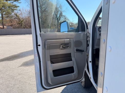 Used 2014 Ford E-350 and Econoline 350 Super Duty image 18