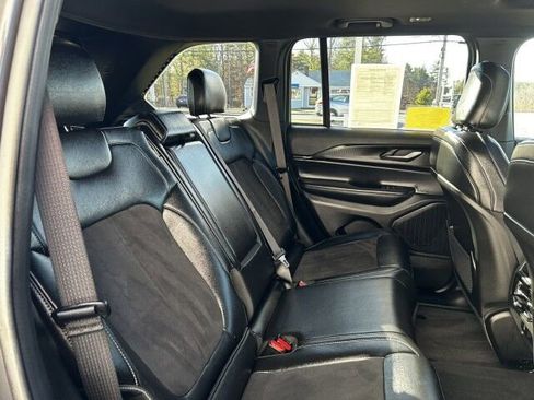 Used 2025 Jeep Grand Cherokee Altitude image 19