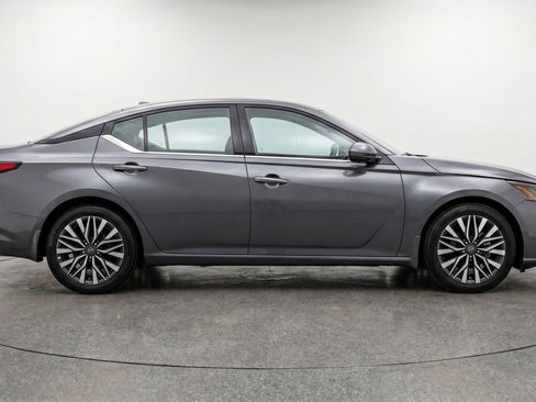 Used 2025 Nissan Altima 2.5 SV FWD image 11
