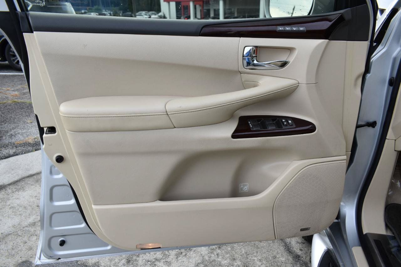 Used 2013 Lexus LX 570 4WD w/ Luxury Pkg image 38